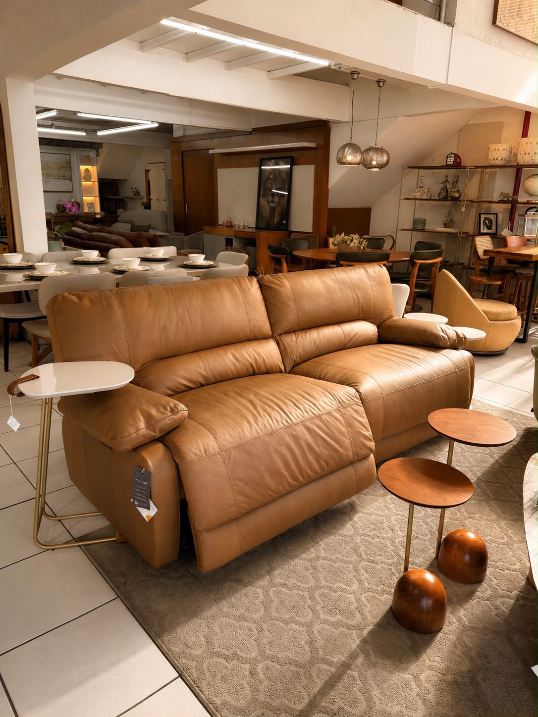 Sala de estar decorada com sofá elegante e painel em madeira